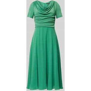 Cocktailjurk met watervalhals