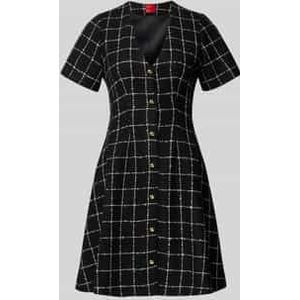 Getailleerde kokerjurk met ruitjesmotief, model 'KIKLA'