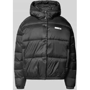 Gewatteerd jack met labelpatch