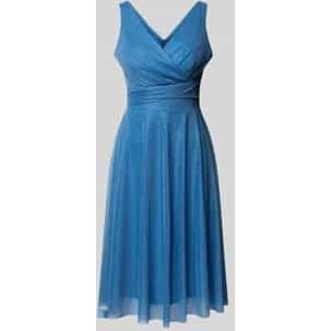 Cocktailjurk in wikkellook