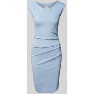 Knielange jurk met plooien opzij, model 'india'