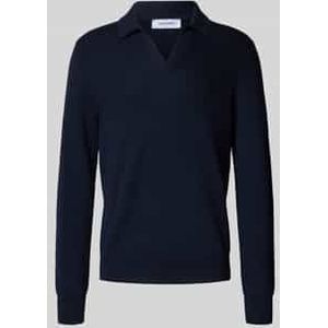 Gebreide pullover van scheerwol met platte kraag en V-hals