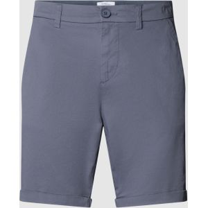 Korte regular fit chino met achterzakken