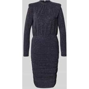 Knielange jurk met schoudervullingen