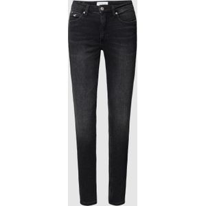 High rise jeans met labelstitching