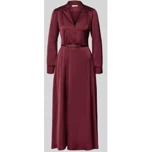 Avondjurk van satijn met V-hals en riem
