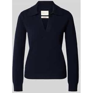 Gebreide pullover van wol met platte kraag en V-hals