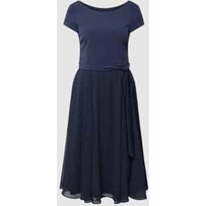 Cocktailjurk met strikceintuur