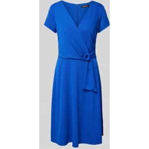 Knielange jurk met V-hals, model 'KARLEE'