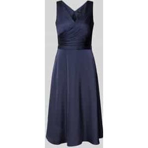 Knielange cocktailjurk met plissévouwen