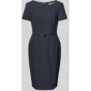 Knielange kokerjurk met fijn motief