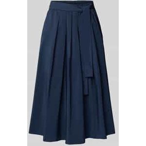 Uitlopende midirok met tailleriem