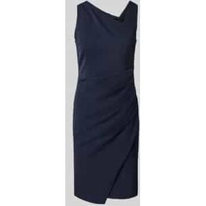 Cocktailjurk met plooien opzij