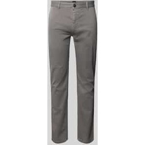 Slim fit chino met ceintuurlussen.