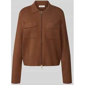 Gebreid jack met platte kraag.