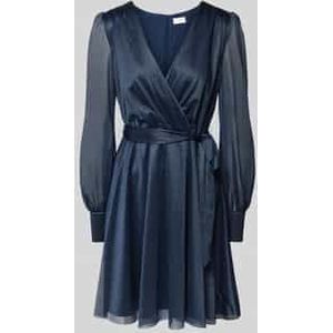 Mini-cocktailjurk in wikkellook