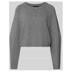 Korte gebreide pullover met ribboorden
