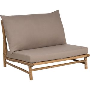 Lage stoel fauteuil bamboe hout taupe rugleuning met zitkussens binnen en buiten ontwerp modern rustiek ontwerp