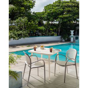 Retro set van 2 eetkamerstoelen buiten tuinstoelen stapelbaar plastic lichtbruin Povoletto