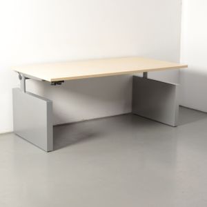 Ahrend 500 bureau, ahorn blad, 180 x 90cm, hoogte verstelbaar onderstel d.m.v. handslinger | Duurzame keuze | Extra veel werkruimte | Hoogte
