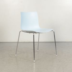 Design kantinestoel Arper Catifa 46 Lichtblauw 4-poot onderstel | Designstoel | 4-poot onderstel | Stapelbaar