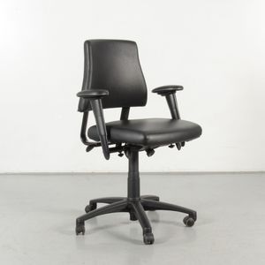 BMA Axia bureaustoel, zwart leder, 4D armleggers | Uitgebreid instelbare armsteunen | Met synchroonmechanisme