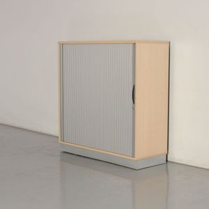 Febrü roldeurkast, ahorn, 119 x 120 cm, incl. 2 legborden | Gemaakt van hout | Met topblad