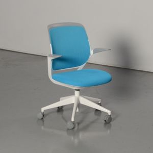 Steelcase bureaustoel light, blauw, verrijdbaar en draaibaar onderstel, hoogte instelbaar | Duurzame keuze | Verrijdbaar | Design model