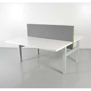 Solidesk benchwerkplek, wit blad, 160 x 80 cm (2x), hoogte verstelbaar onderstel d.m.v. handslinger, grijze scheidingswand | Hoogte verstelbaar |