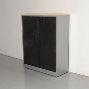 Ahrend roldeurkast, aluminium / ahorn, 145 x 120 cm, incl. 3 legborden | De Ahrend roldeurkast in aluminium / ahorn is een stijlvolle en praktische