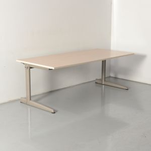 Ahrend 500 bureau, eiken blad, 180 x 80 cm, donker aluminium hoogte instelbaar onderstel | Hoogte instelbaar | Duurzame keuze | Extra veel werkruimte