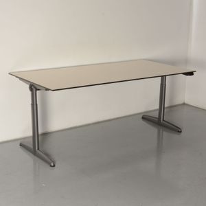 Ahrend 500 bureau, beige blad, 180 x 90 cm, hoogte verstelbaar onderstel d.m.v. handslinger | Hoogte verstelbaar | Blad van trespa | Voldoende