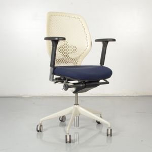 Orangebox ARA-EBA bureaustoel, donkerblauw / wit, 4D armleggers | Mesh rugleuning | Verstelbare lendesteun