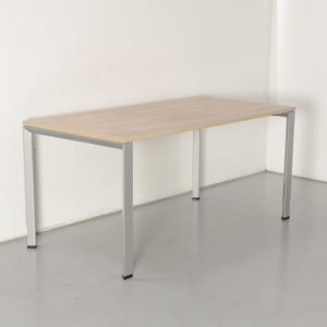 Ahrend 700 bureau, bladkleur naar keuze, 160 x 80 cm, hoogte instelbaar onderstel |