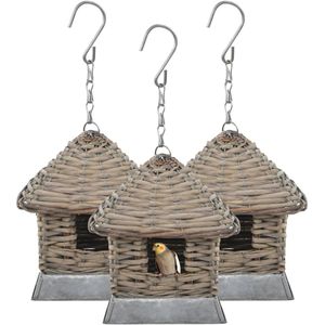 <p>Ons mooie rieten vogelhuisje biedt een warm en comfortabel nest voor je papegaaien of andere vliegende huisdieren, zowel in je tuin als op je balkon.</p>
<p>Je buitenruimte zal worden opgefleurd met deze handgemaakte vogelkooitjes! De nestkast, gebouwd met duurzaam gietijzer en bedekt met sterk echt rattan, is ontworpen voor een paar kleine vogels.</p>
<p>De levering bevat 3 rieten vogelhuisjes.</p>
<p>Belangrijke opmerking: deze producten zijn handgemaakt, dus ze kunnen per stuk verschillen; de levering is willekeurig.</p>
<ul>
  <li>Kleur: bruin</li>
  <li>Materiaal: gietijzer en wicker</li>
  <li>Totale afmetingen: 17 x 17 x 19 cm (L x B x H)</li>
  <li>Afmetingen van het huisje zonder dak: 12 x 12 x 13 (L x B x H)</li>
  <li>Afmetingen basis: 15 x 15 cm (L x B)</li>
  <li>Levering bevat 3 rieten vogelhuisjes</li>
</ul>