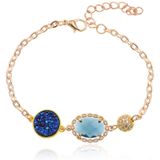 Goudkleurige verstelbare dames armband met blauw glassteen