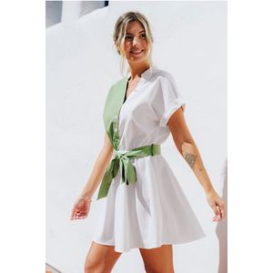 Groen-witte colorblock-jurk met knopen aan de voorkant