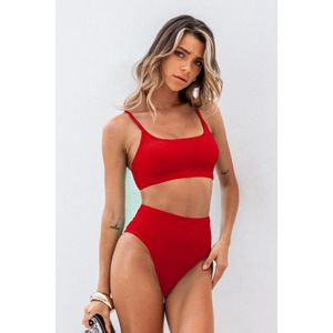 Dieprode rode getextureerde bikini-bralette en halfhoge broekset