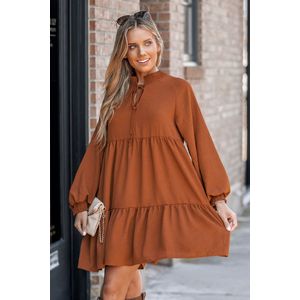 Terracotta mini-jurk met strikhals en volant