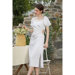 Ivoorkleurige maxi-jurk met uitsnijding en pofmouwen