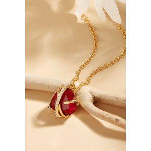 Goudkleurige ketting met helder kristal en imitatie robijnrode hartbedel