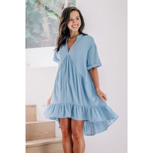 Lichtblauwe mini-jurk met verlaagde schouder en volantzoom