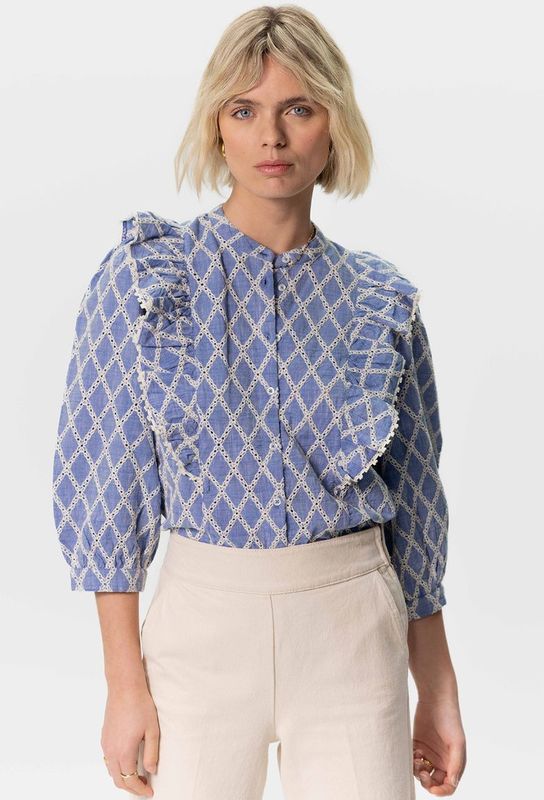 Blauwe chambray blouse met broderie en ruffles