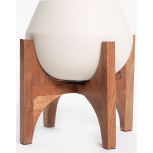 Witte plantenpot met houten standaard