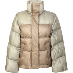 Sacai, Jassen, Dames, Beige, L, Polyester, Down jacket with wide sleeve detail by Sacai. The brand has been described as influential in breaking down the dichotomy between casual and formal wear.