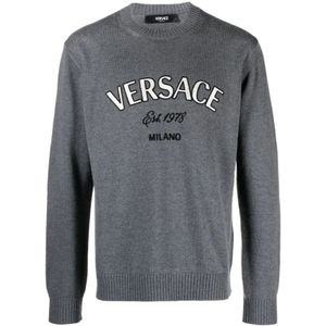 Versace, Truien, Heren, Grijs, M, Wol, Grijze Gebreide Trui met Milano Stempel Borduursel