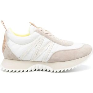 Moncler, Schoenen, Dames, Wit, 38 EU, Suède, Logo Sneakers Wit/Beige Rubberen Zool