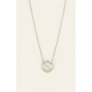 Kette mit Buchstaben in rundem Anhänger