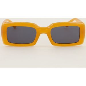 Orangefarbene rechteckige Sonnenbrille
