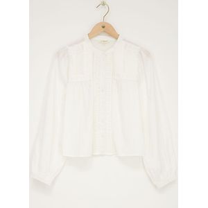 Weiße Bluse mit Biesen und Falten